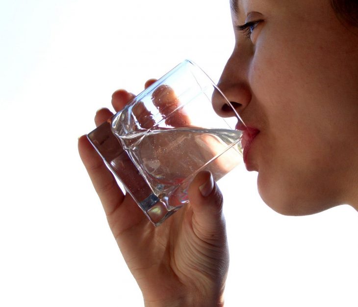 mujer tomando agua