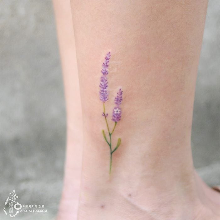 Tatuaje de acuarela en forma de flor de lavanda 