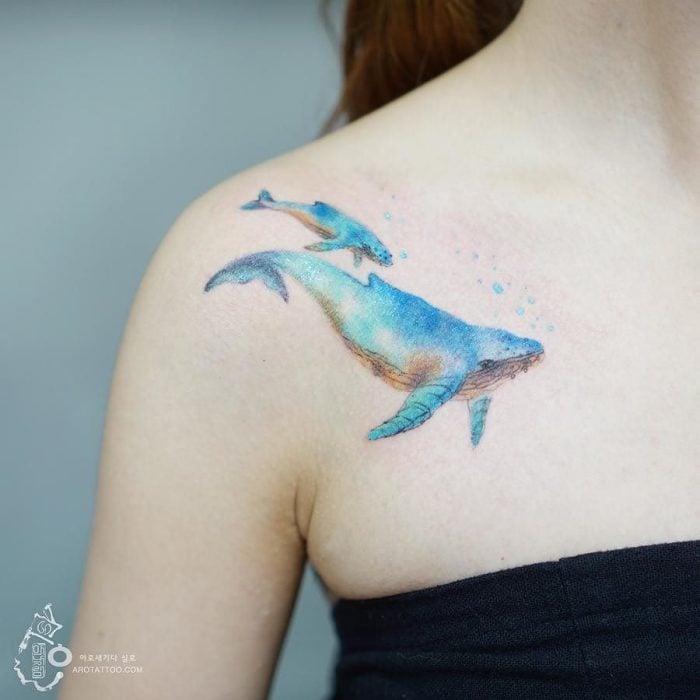 Tatuaje de acuarela en forma de ballena azul 