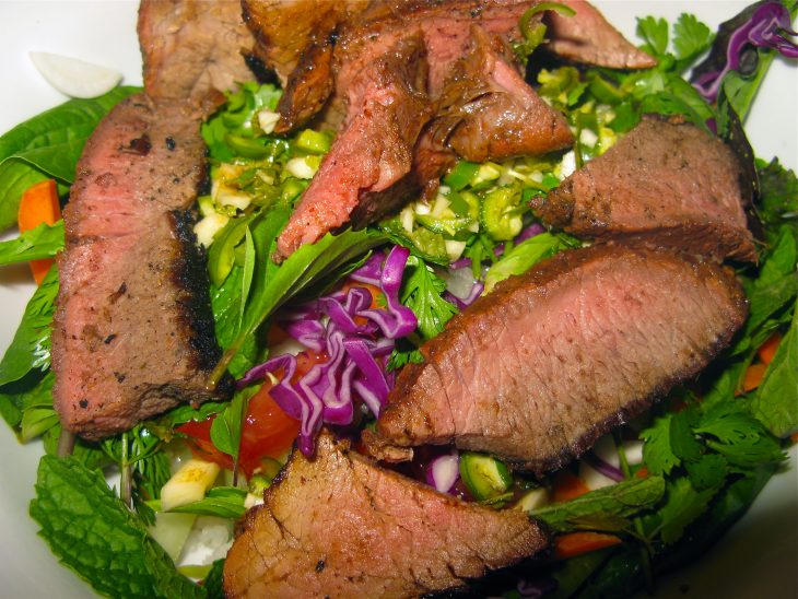 ensalada con trozos de carne asada 