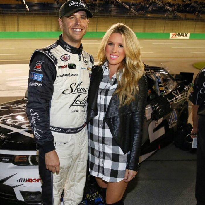 Brian Scott piloto de NASCAR y su novia la modelo Whitney Kay