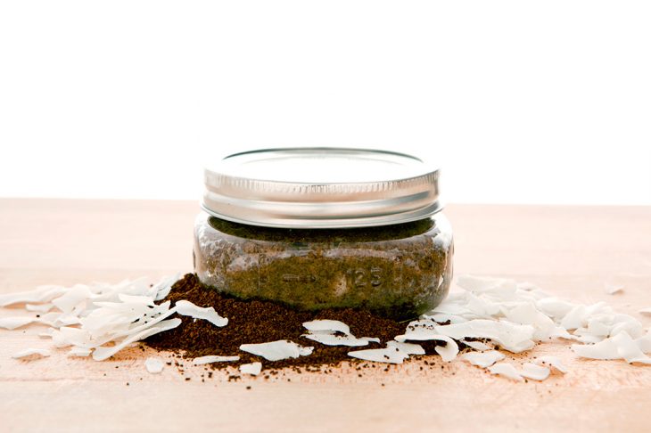 Exfoliante natural hecho con coco y café 