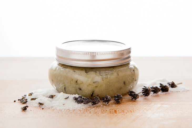 Exfoliante natural hecho a base de lavanda, sal de mar y jugo de uva