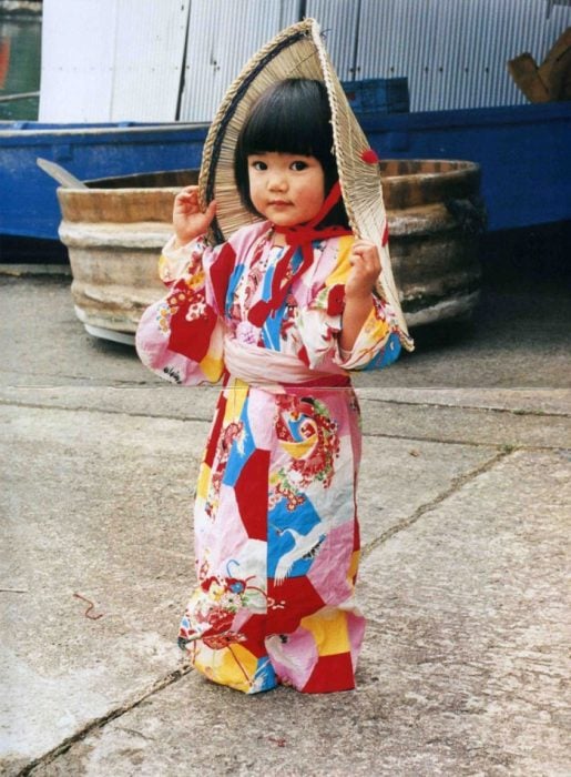 Kotori Kawashima fotografiando a una niña mientras usa un kimono 