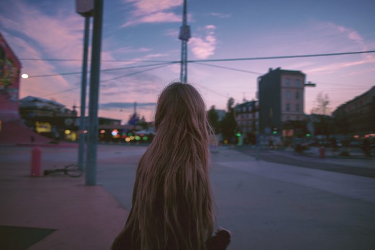 Chica caminando en la calle 