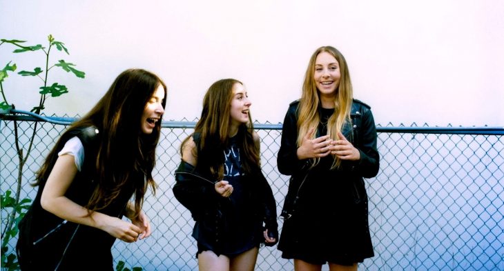 tres chicas riendo en una cerca hermanas amigas