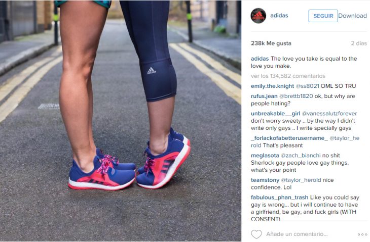  Fotografía de la cuenta de Instagram de la marca Adidas donde aparecen dos mujeres besándose 