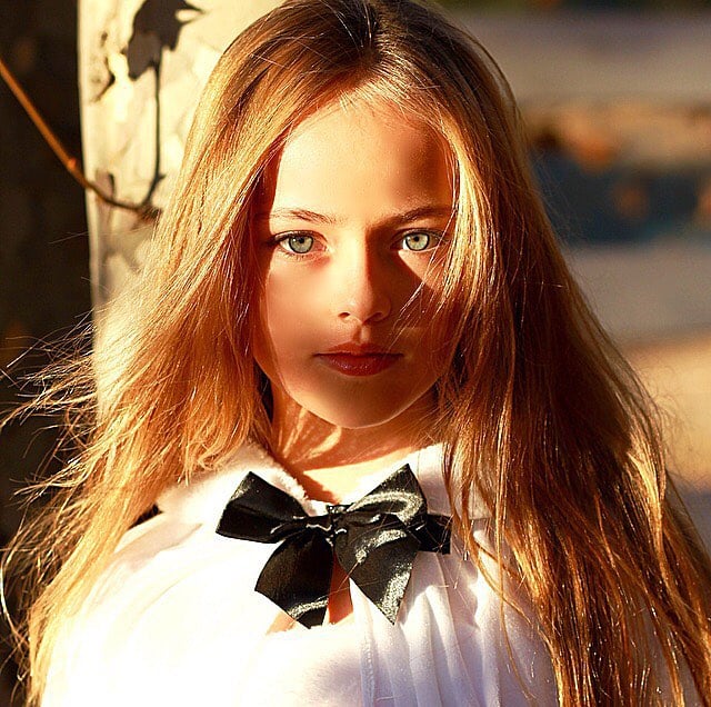 Kristina Pimenova la niña más bonita del mundo posando para una sesión de fotografías en el sol 