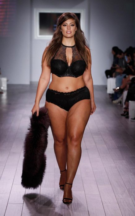 Modelo curvi Ashlee Graham caminando por la pasarela en un desfile de modas