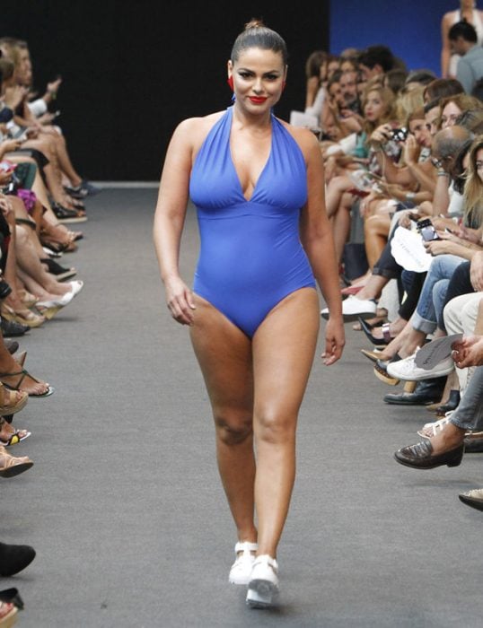 Modelo Curvi Marisa Jara desfilando por la pasarela en traje de baño 