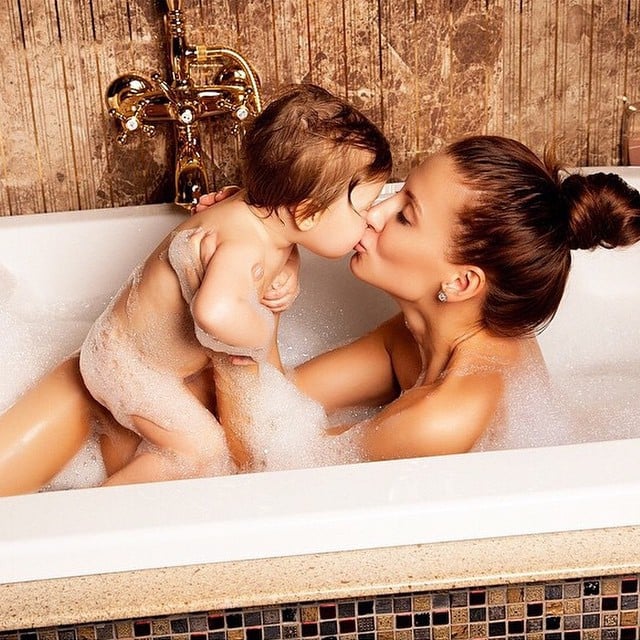 Mamá y su bebé tomando un baño de tina 