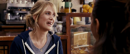 GIF Chica con los dientes manchados de comida 