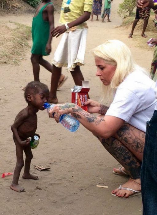 Niño rescatado en Nigeria bebiendo agua 