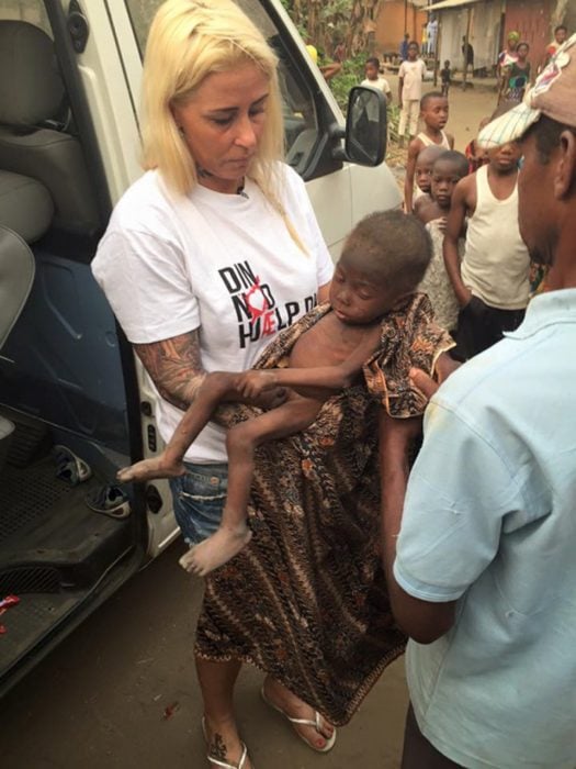 Niño rescatado en nigeria en brazos de una voluntaria 