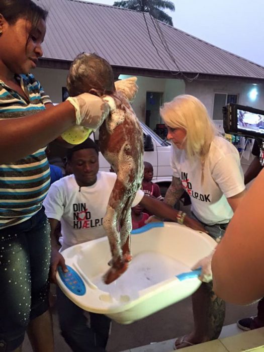 Niño rescatado en Nigeria bañándose 