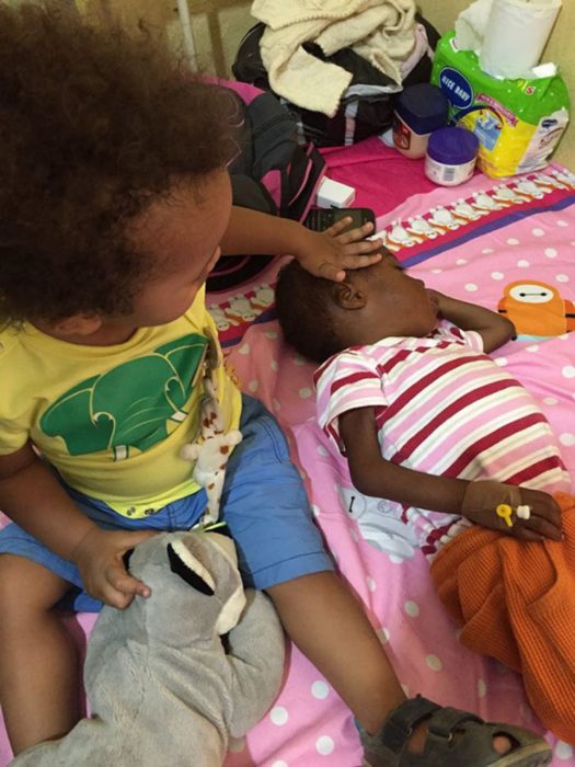 Niño rescatado siendo atendido en el hospital 