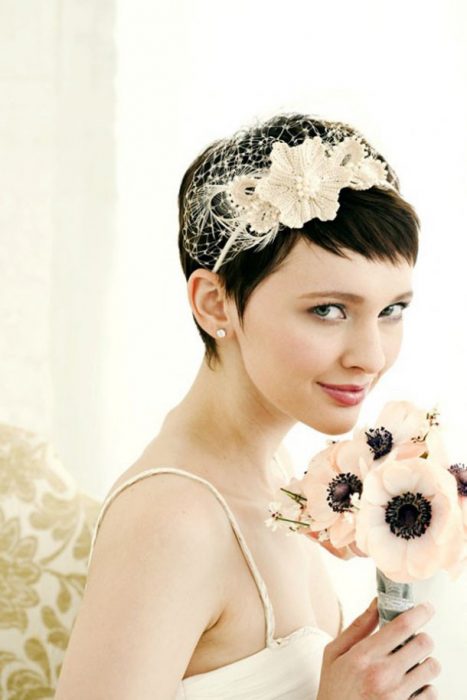 Peinados para el día de tu boda chica con cabello corto usando una diadema 