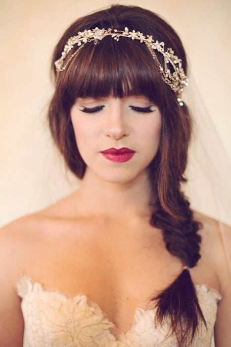 Peinados para el día de tu boda chica usando una corona en el cabello con una trenza cola de pez 