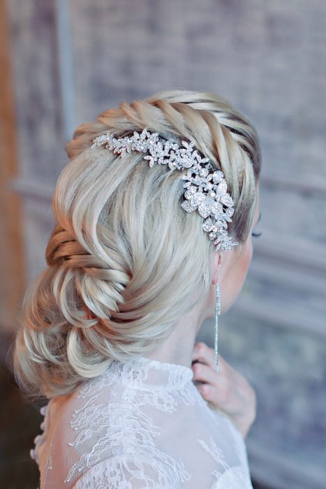 Peinados para boda, chica con una trenza cola de pez y un accesorio 