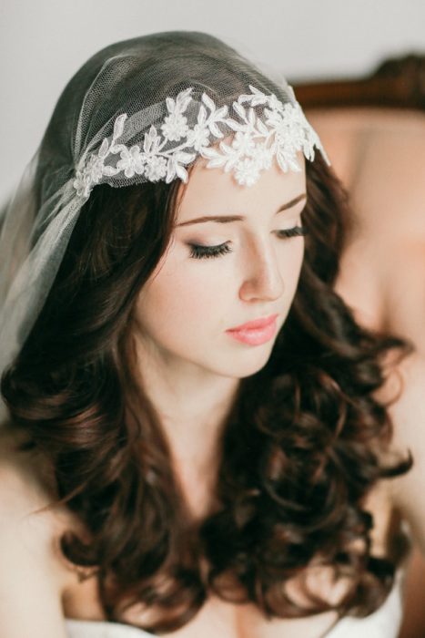 Peinados para el día de tu boda chica usando el cabello suelto con un velo largo 