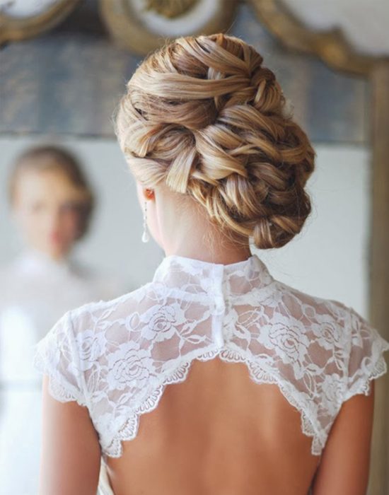 Peinados para el día de tu boda chica con un chongo bajo de lado hecho con trenzas 