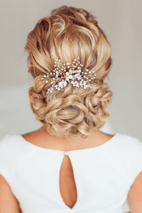 peinados para el día de tu boda Chica un chongo bajo y accesorios de piedras que forman una cascada 