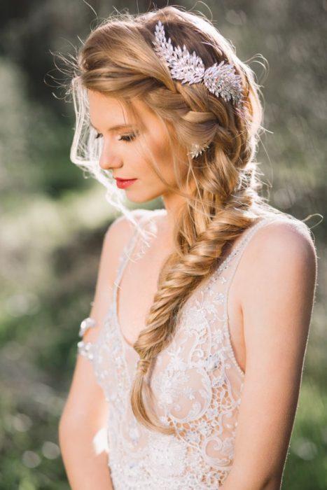 Peinados para el día de tu boda. Chica con una trenza cola de pez puesta sobre su hombro 