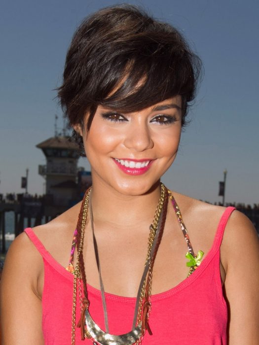 Vanessa hudgens con el cabello en corte pixie 