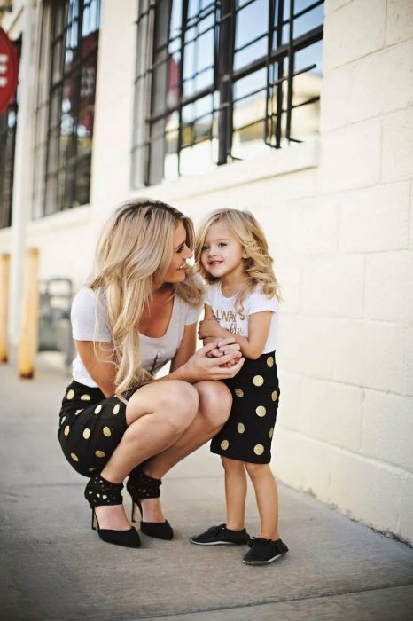 Niña junto a su mamá vestidas de la misma manera 