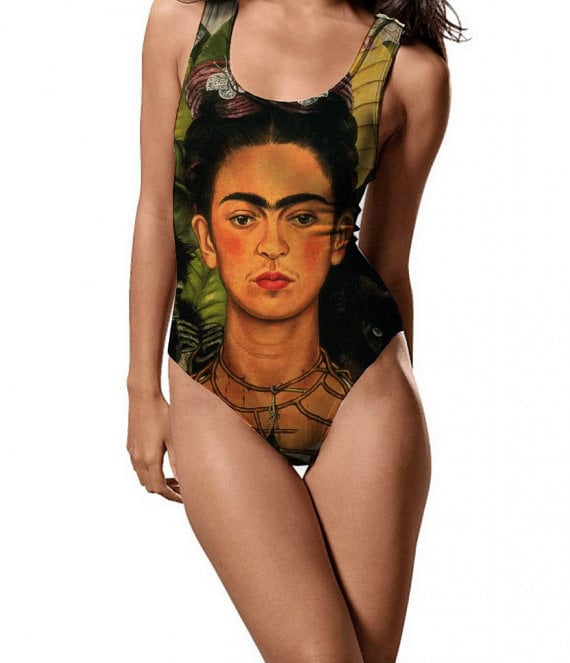 Traje de baño con un estampado del rostro de Frida Kahlo 