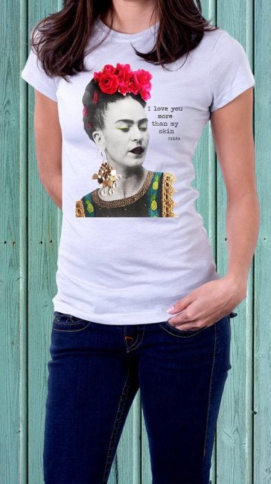 Camisa con un estampado de la cara de Frida Kahlo 