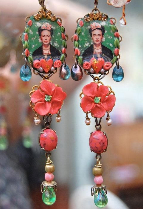 Aretes con el rostro de Frida Kahlo 