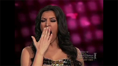 GIF Kim Kardashian bostezando 