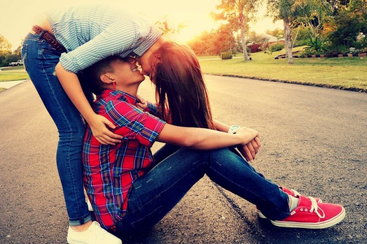 pareja joven en la calle