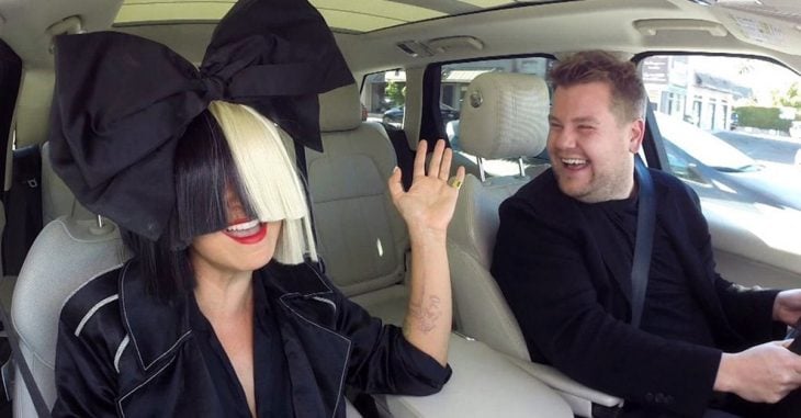 Sia cantó todos sus éxitos junto a James Corden en un nuevo episodio de ‘Karaoke en el auto’