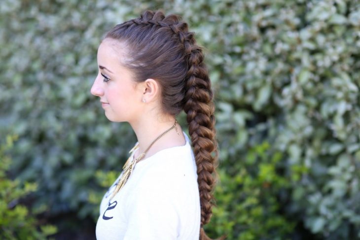 Chica con una trenza de dragón 