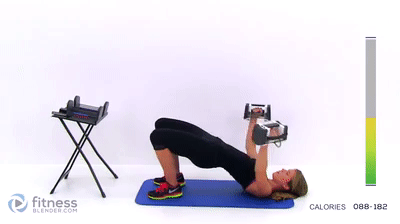 mujer acostada haciendo pesas ejercicios para brazos flácidos 