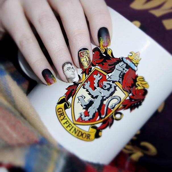 Uñas de Harry Potter con diseño de la casa de Griffindor 
