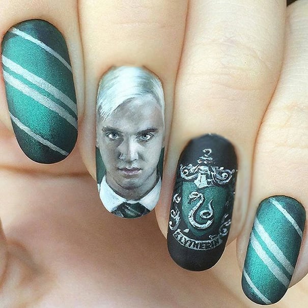 Uñas de Harry Potter con la cara de Draco Malfoy 