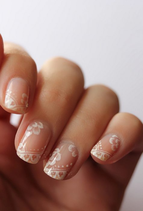 Uñas de novia con estampados en color blanco 