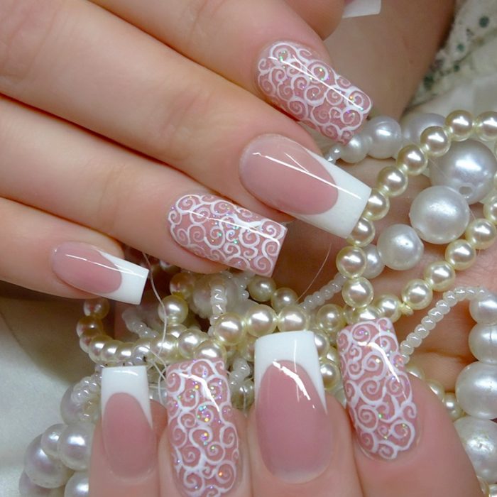 Uñas de novia estilo francés con estampados blancos