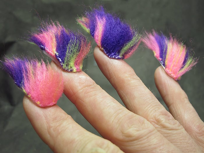Estilo de uñas peludas en color rosa, morado y amarillo 