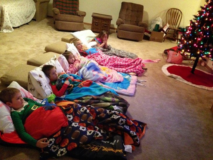 Niños durmiendo en el suelo durante una pijamada 