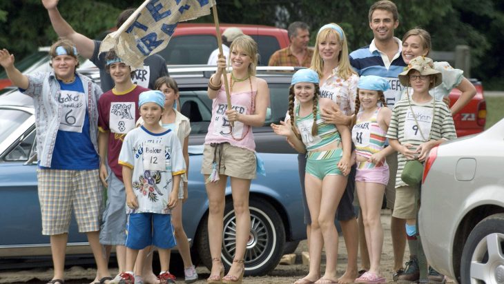 Escena de la película más barato por docena. Familia compitiendo en el campo