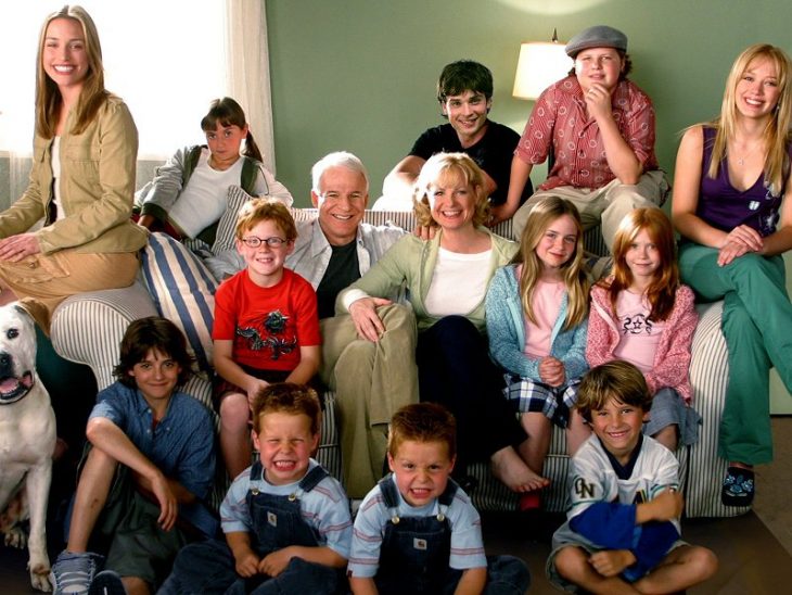 Escena de la película más barato por docena. Familia sentada en la sala de su hogar 