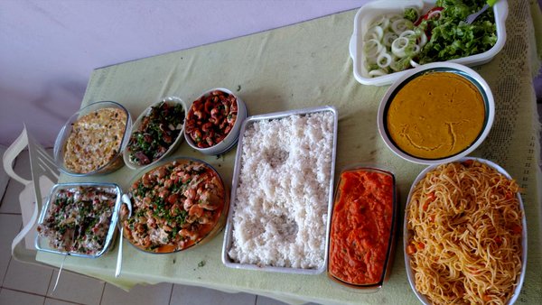 Mesa con varios platos de comida