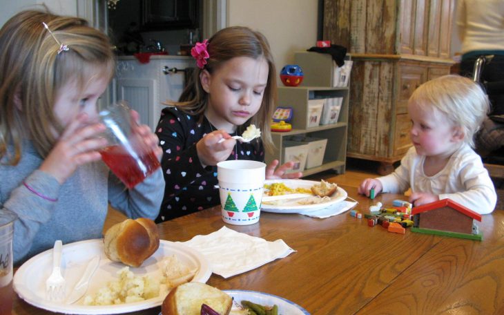 Niñas comiendo en una mesa pequeña