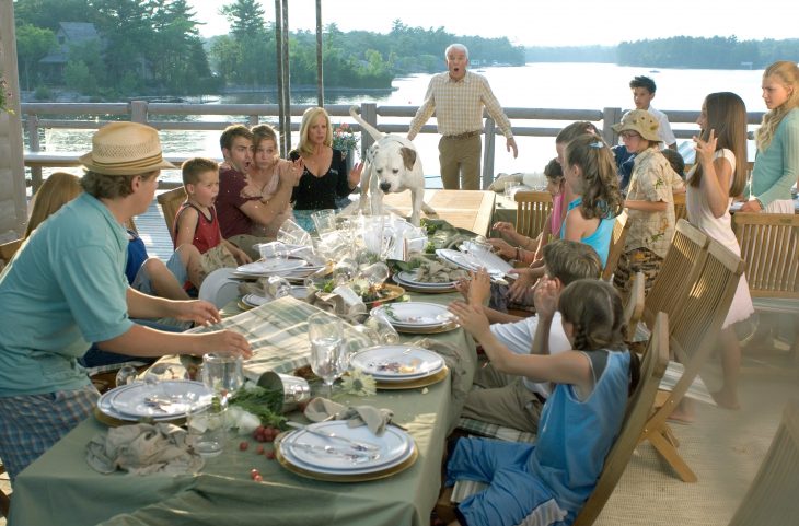 Escena de la película más barato por docena. Familia comiendo 