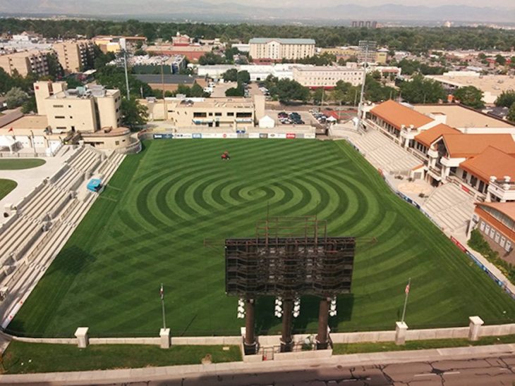 campo de futbol cortado el cesped con diseño