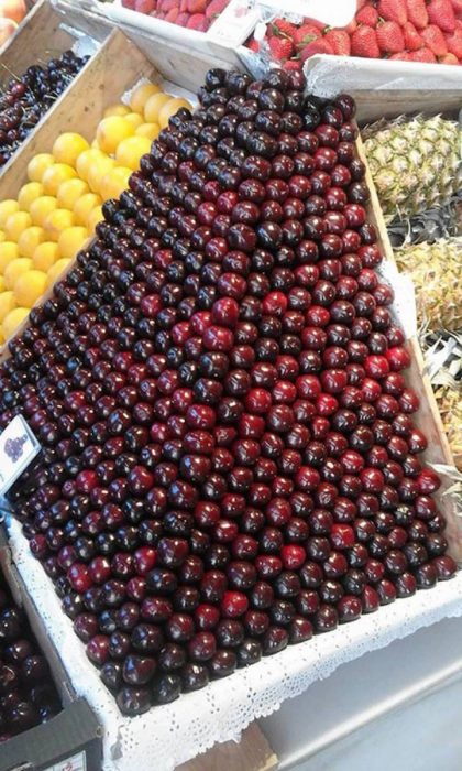 una torre de ciruelas acomodadas en 